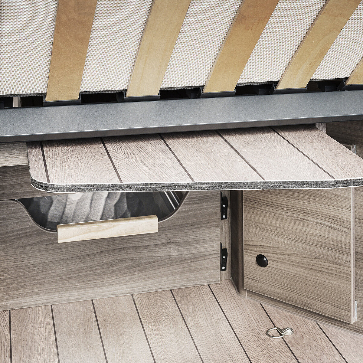VANTourer vario bathroom: Stowage of the shower tray insert under the bed