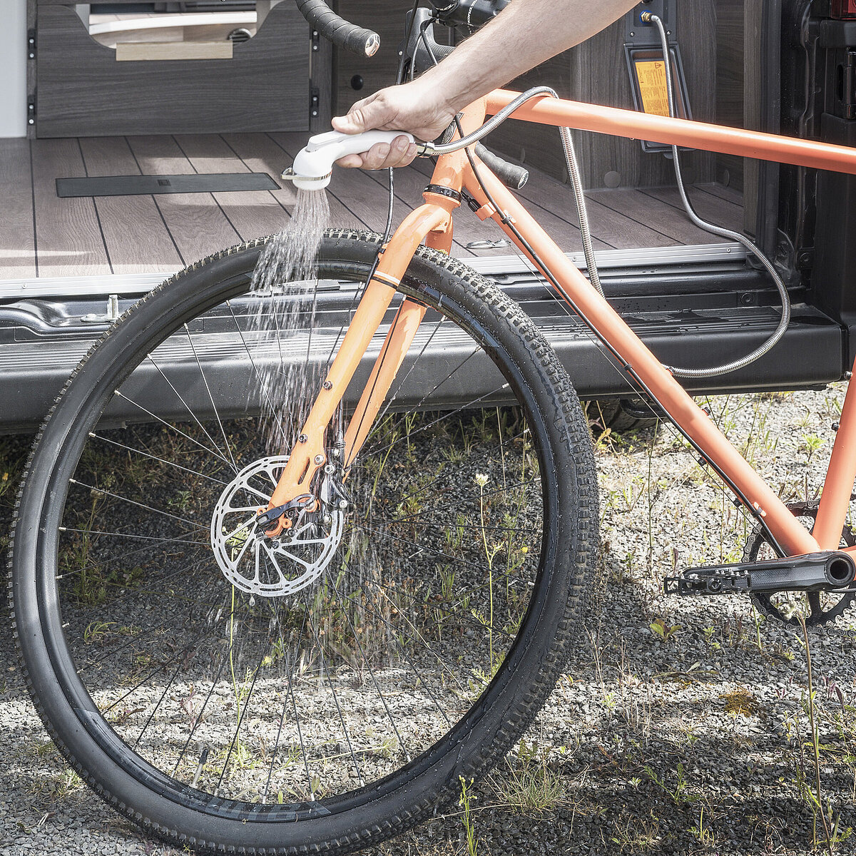 Furgone VANTourer: pulizia delle biciclette subito dopo il tour con la doccia esterna