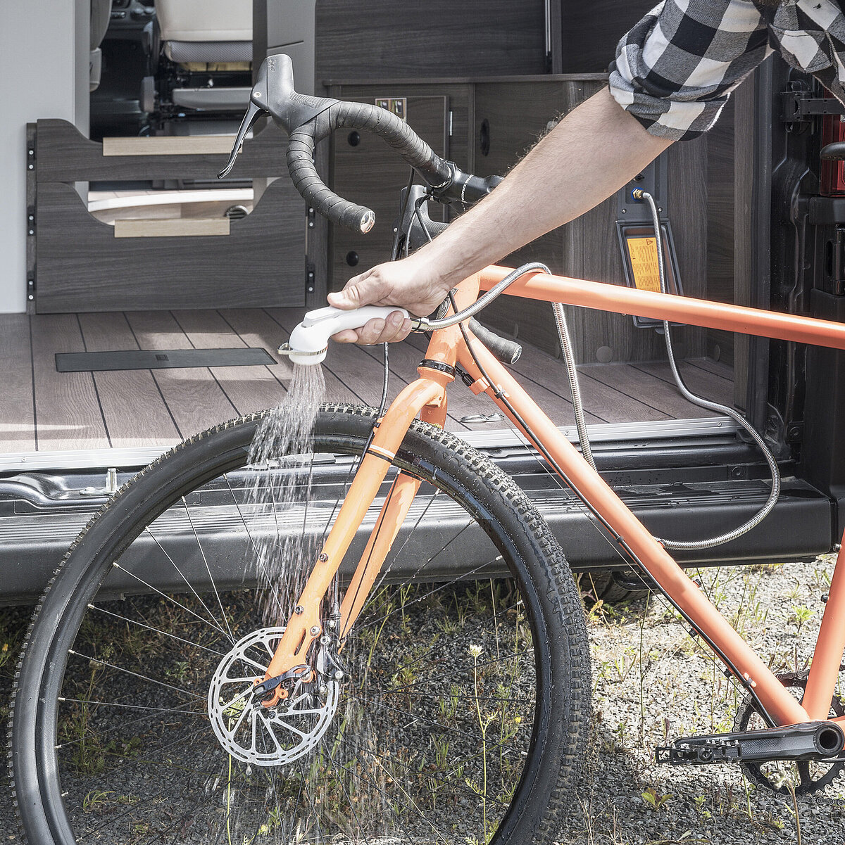 Einmal abduschen, bitte: Damit nicht nur Euer Bike, sondern auch Euer VANTourer Kastenwagen schön sauber bleibt.