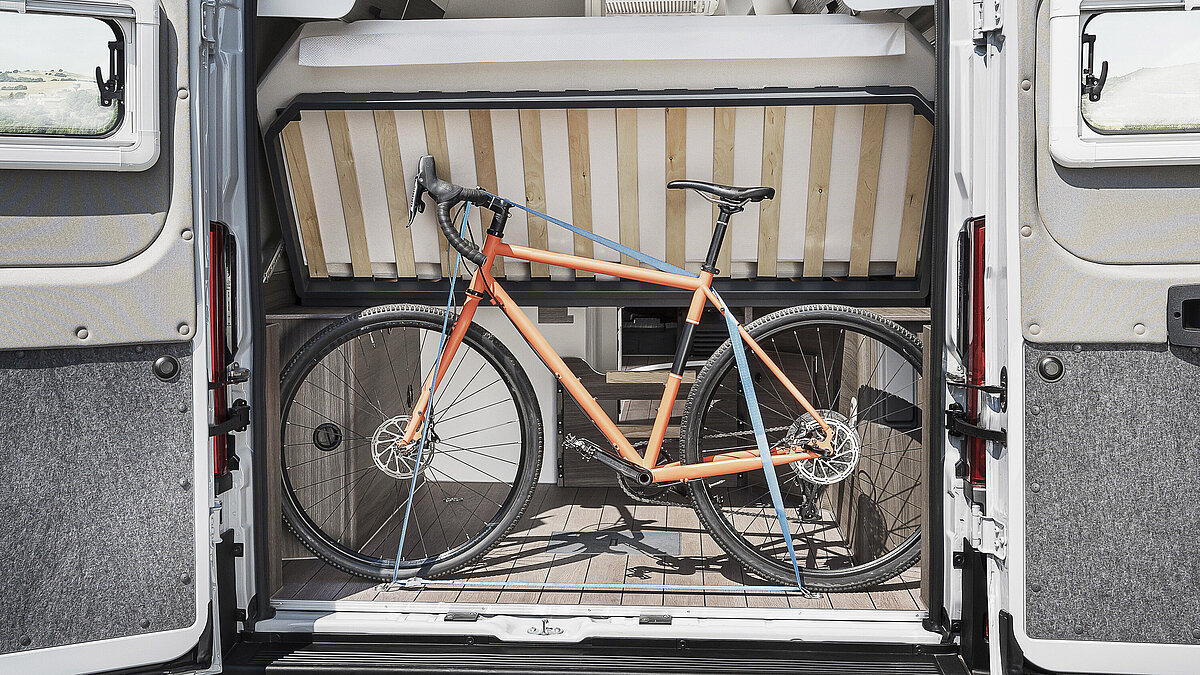 Soluzione di stivaggio VANTourer: 600 D con una bicicletta caricata sotto il letto fisso